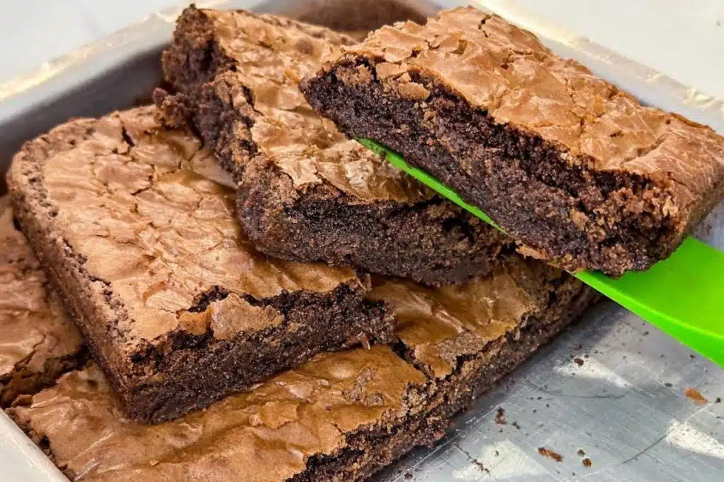 Brownie de nescau craquelado fácil de fazer