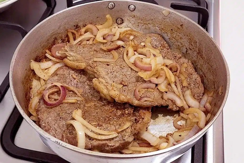 Como fazer bife acebolado macio e suculento para a hora do almoço